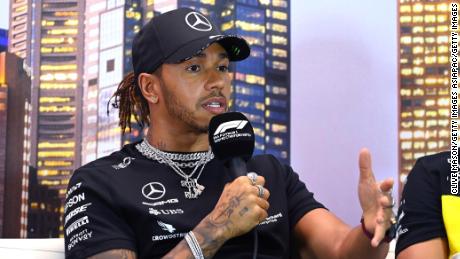 Hamilton vorbește în mass-media la o conferință de presă înainte de Marele Premiu de la Melbourne.