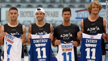 Los tenistas posan para las fotos durante el evento Adria Tour en Zadar, Croacia. Coric, Dimitrov y Djokovic luego dieron positivo por coronavirus, mientras que Zverev devolvió un resultado negativo.