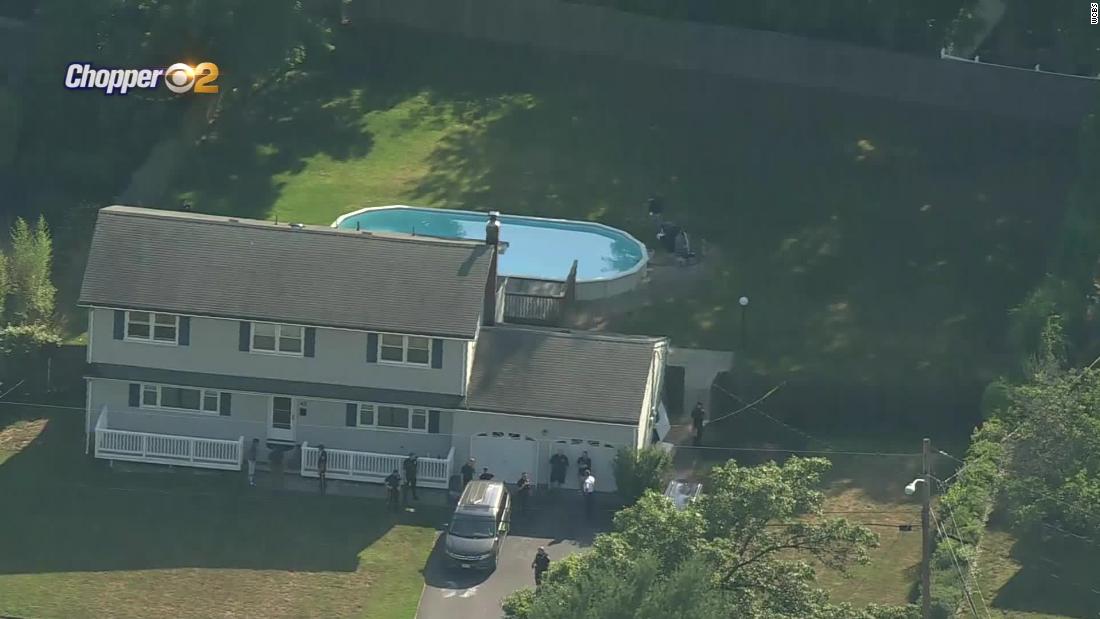 8-year-old girl, her mother and her grandfather found dead in swimming pool