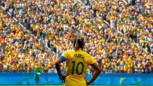 Jucătoarea braziliană Marta stă în fața mulțimii braziliene.
