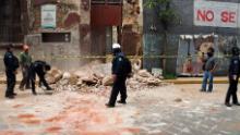 Un polițist scoate gunoiul dintr-o clădire deteriorată de cutremurul din Oaxaca, Mexic.