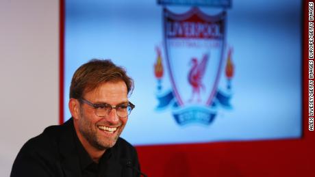 Klopp este dezvăluit drept noul manager al Liverpool la o conferință de presă la Anfield, pe 9 octombrie 2015.