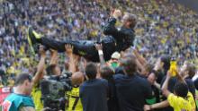 Klopp este aruncat de jucătorii săi după ce a câștigat titlul de campion la finalul meciului din Bundesliga dintre Dortmund și FC Nuernberg din 30 aprilie 2011.