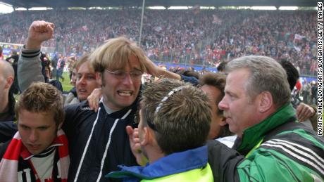 Klopp își sărbătorește promovarea ca manager al Mainzului. 
