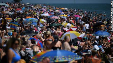 England goes to the beach and parties like there&#39;s no pandemic