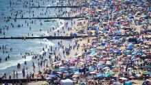 Vizitatorii se îngrămădesc pe plajă pe 25 iunie în Bournemouth, Marea Britanie.