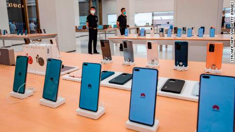 Smartphone-urile sunt afișate într-un magazin Huawei înainte de a deschide în Shanghai luna aceasta. 
