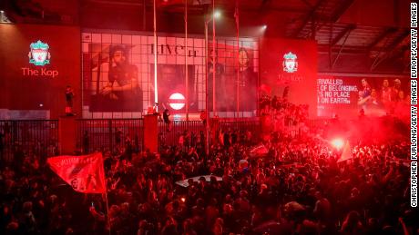 Fanii lui Liverpool sărbătoresc pe stadionul Anfield după ce au câștigat titlul din Premier League.