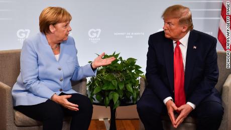 La canciller alemana Angela Merkel y el presidente Donald Trump hablan durante la cumbre del G-7 en Biarritz, Francia, en agosto de 2019.