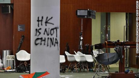 Protestocuların komplekse girmesinden iki gün sonra, 3 Temmuz 2019'da Hong Kong'da bir medya turu sırasında Yasama Konseyi ana odasının dışında grafiti ve şemsiyeler görülüyor.