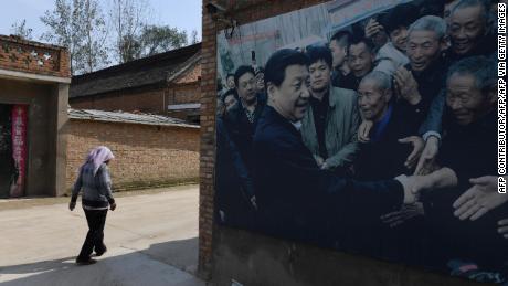 Esta foto tomada en septiembre de 2017 muestra una cartelera con una foto del presidente de China, Xi Jinping, visitando a los residentes en la aldea de Zhangzhuang en Lankao, en la provincia central china de Henan. 