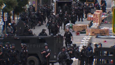 La policía de Seattle está observando a los funcionarios del Departamento de Transporte eliminar las barricadas en el CHOP el martes.