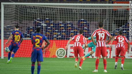 Lionel Messi de la Barcelona înscrie un penalty pentru a ajunge la 700 de goluri în carieră.