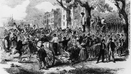Esta ilustración muestra a una mafia linchando a una persona negra durante los disturbios de Nueva York alrededor de 1863.