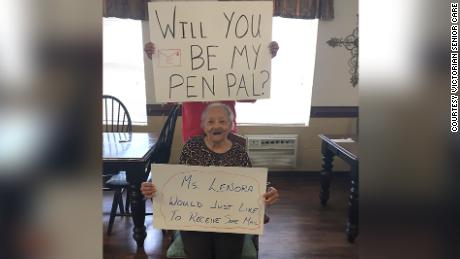 Lenora is looking for a pen pal to send her mail.