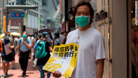 El consejo de distrito y el abogado Lawrence Lau levantó el miércoles un póster en el distrito de Causeway Bay de Hong Kong, poco antes de que la policía comenzara a limpiarlo.