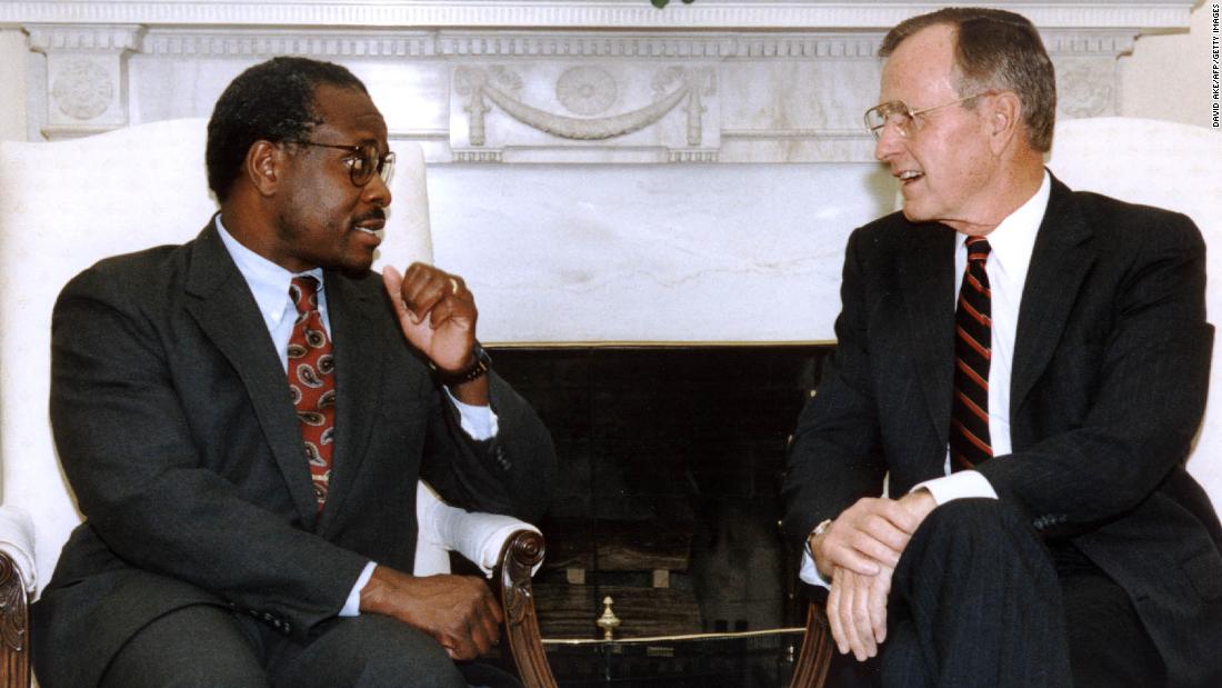 Bush meets with Thomas in October 1991 and reaffirms his &quot;total confidence&quot; in the Supreme Court nominee.