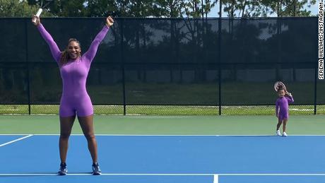 Serena Williams a postat această fotografie cu ea și fiica sa, jucând tenis pe Instagram cu mesajul `` Legenda asta. & # 39;