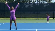 Serena Williams a postat această fotografie cu ea și fiica sa, jucând tenis pe Instagram cu mesajul `` Legenda asta. & # 39;