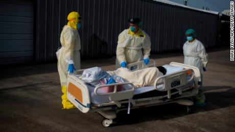 Los trabajadores de la salud expulsan a un paciente del departamento Covid-19 del United Memorial Medical Center en Houston.