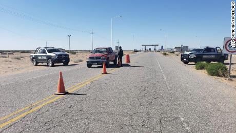 Photos posted by the the public security secretariat in Mexico&#39;s Sonora state show checkpoints meant to stop tourists.