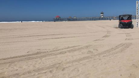 Una playa normalmente llena de gente en Huntington Beach, California, está vacía el 4 de julio de 2020.