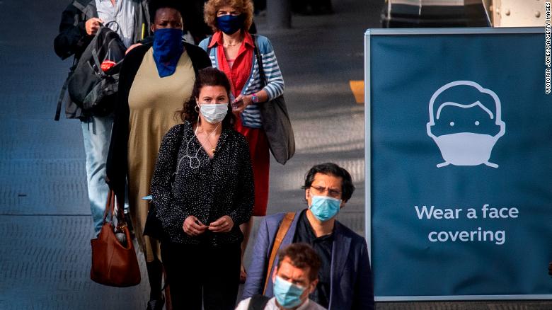 Pasagerii care poartă măști de față la stația Waterloo din Londra, în timp ce acoperirile faciale devin obligatorii pe transportul public din Anglia, cu ușurarea restricțiilor suplimentare de blocare în timpul pandemiei coronavirusului. 