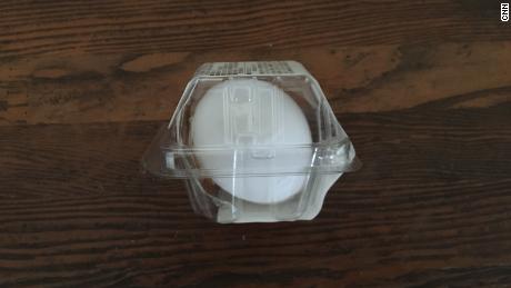 Un huevo duro del supermercado está protegido en envases de plástico. 