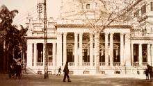 Un birou HSBC reprezentat în Hong Kong, în jurul anului 1903. Facilitatea a fost construită în 1886 cu un portic și o cupolă octogonală.
