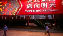 Un banner mare atârna la intrarea HSBC pe 30 iunie 1997, cu o zi înainte de transferul din Marea Britanie către China în Hong Kong.