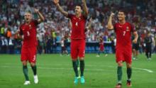 Pepe (stânga), Jose Fonte și Cristiano Ronaldo (dreapta) sărbătoresc victoria asupra Poloniei în sferturile de finală ale Euro 2016. 