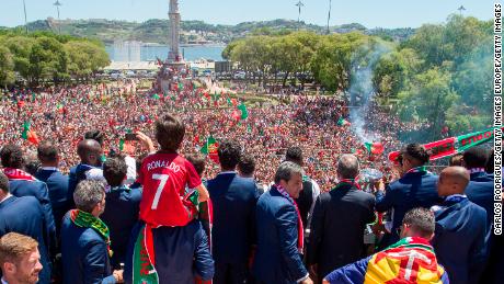 Jucătorii portughezi arată Cupa Europei suporterilor de la Lisabona.