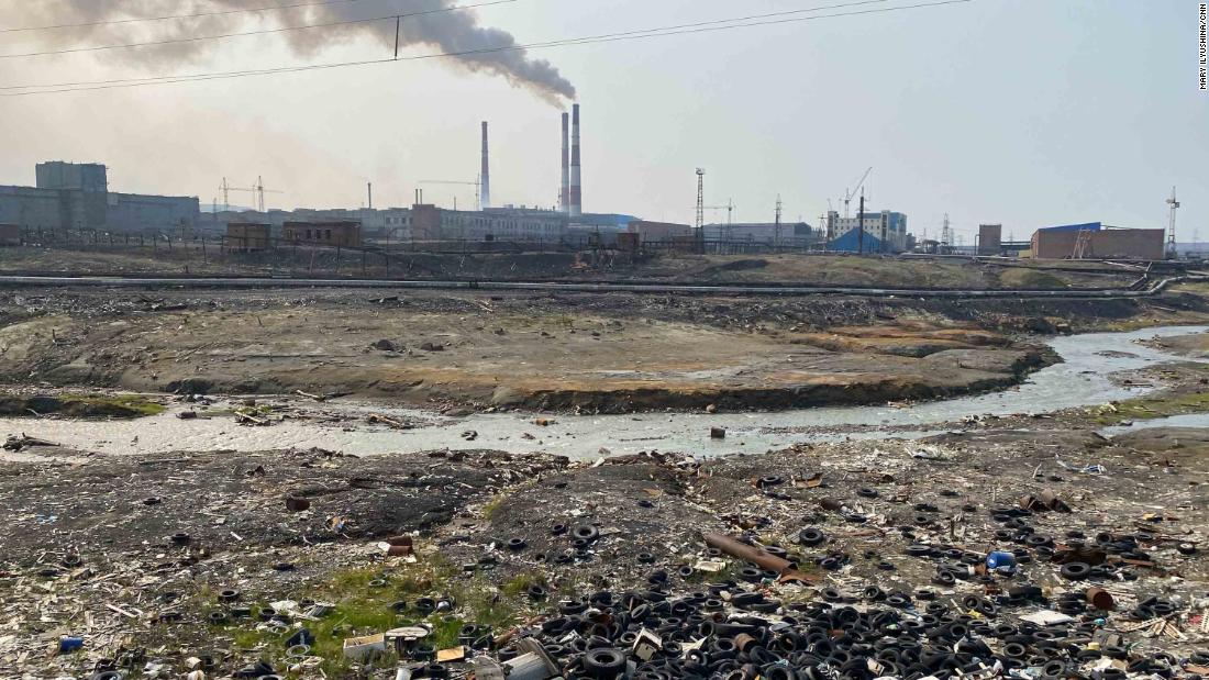 Um lixão na margem do rio, próximo a uma usina de pré-processamento nos arredores de Norilsk. 