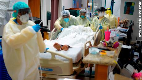 More than 940 deaths reported in one day as US coronavirus cases shatter another record