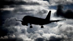 A plane of British no-frills airline EasyJet is his way land at Geneva Airport on November 12, 2012.  AFP PHOTO / FABRICE COFFRINI / AFP / FABRICE COFFRINI        (Photo credit should read FABRICE COFFRINI/AFP via Getty Images)