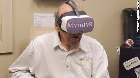 Richard Merrill Utilisant Le Système De Réalité Virtuelle Myndvr. 