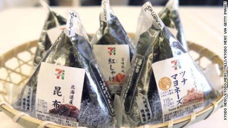 & # 39; Onigiri & # 39; o bolas de arroz vendidas por la cadena de supermercados Seven-Eleven Japan Co. 