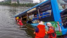 TOPSHOT - Rescuers work after a bus plunged into a lake in Anshun in China's southwestern Guizhou province on July 7, 2020. - At least 21 people were killed when a bus carrying students to their annual college entrance exam plunged into a lake in southwest China on July 7, authorities and state media said. (Photo by STR / AFP) / China OUT (Photo by STR/AFP via Getty Images)