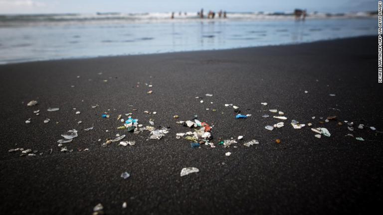 Los productos resistentes al agua contienen plásticos tóxicos, según estudio