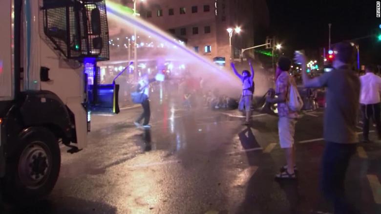 Israeli Police Use Water Cannons On Protesters Outside Netanyahu Residence Cnn Video 