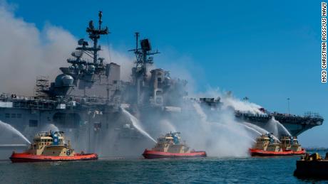 Marineros y bomberos federales combaten un incendio a bordo del buque de asalto anfibio USS Bonhomme Richard en la Base Naval de San Diego el 12 de julio.
