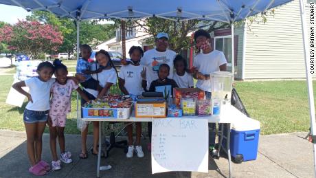 11-year-old supports single mothers during pandemic with his lemonade stand 