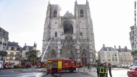 I vigili del fuoco lavorano per spegnere un incendio nella cattedrale di Saint-Pierre-et-Saint-Paul a Nantes.