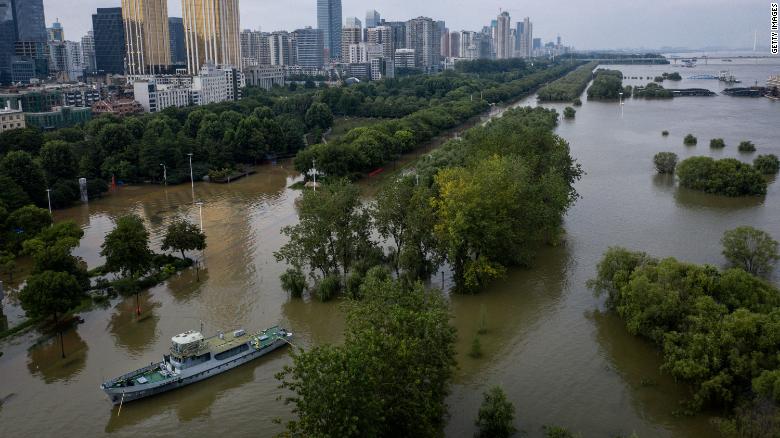 Una vista de aviones no tripulados del Parque Hankou Jiangtan inundado causado por las fuertes lluvias a lo largo del río Yangtze el 13 de julio de 2020 en Wuhan, China. 