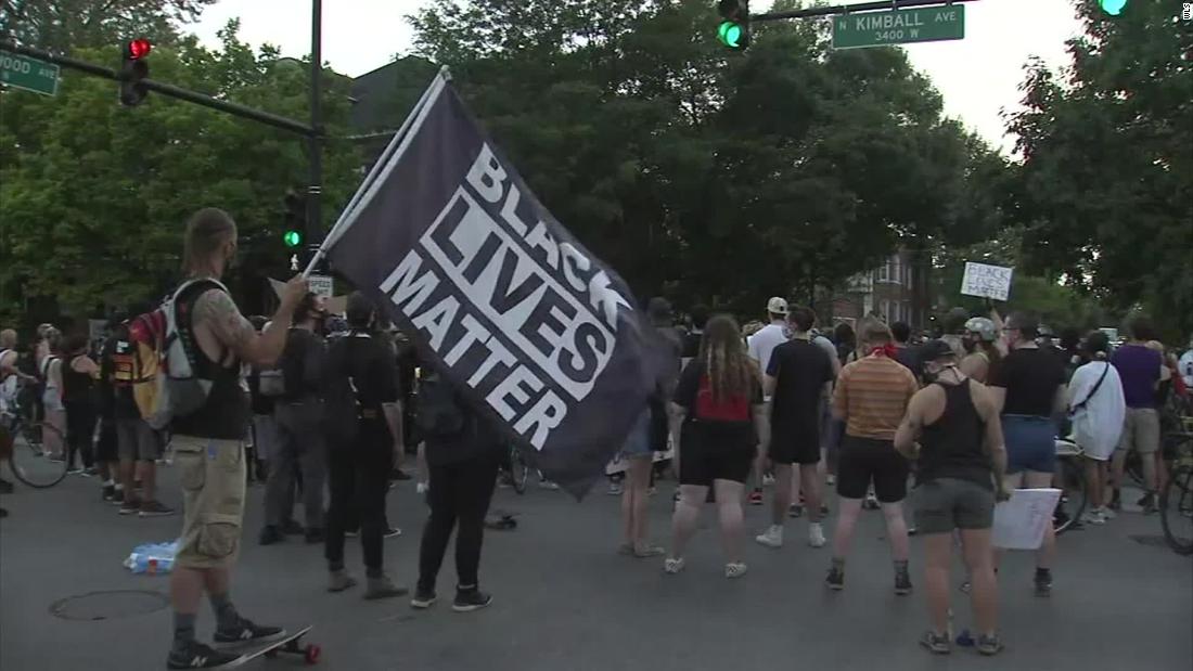 Chicago protesters rally at mayor's house a day after clashes with
