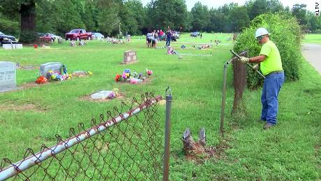 Mineola Texas Removes A Fence Separating Historically Segregated Cemeteries Cnn