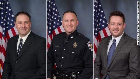 Los oficiales de policía de Louisville, Myles Cosgrove, Brett Hankison y Jonathan Mattingly. Hankison fue despedido por el Departamento de Policía de Louisville por su papel en el tiroteo.