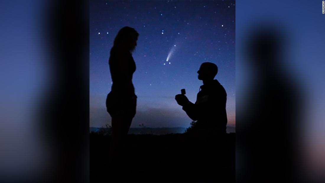 Couple Captures Extremely Rare Event In Engagement Photo Cnn Video