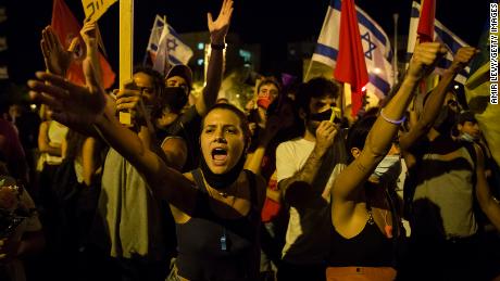 Crowds protest Netanyahu's handling of the Jerualem pandemic in July.