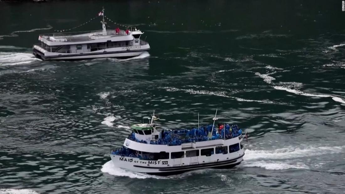 Video of tourist boats shows contrast in how US and Canada ...